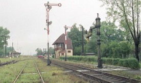 Stacja Dzierżoniów, widok torów stacyjnych z żurawiem wodnym, semaforami i...